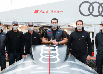 Aufstellung in Teambekleidung Audi Dakar 2022