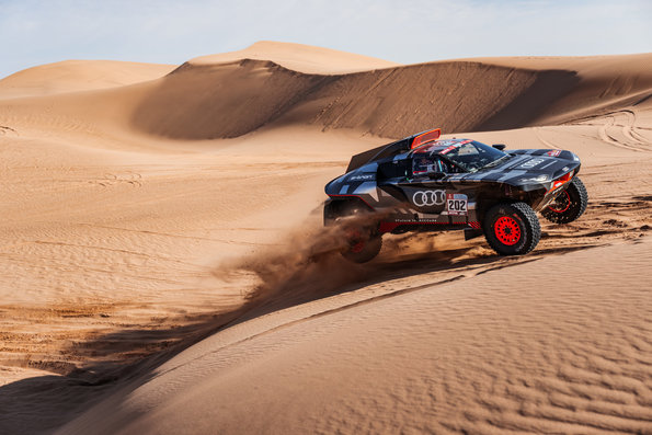 Audi RS Q e-tron fährt durch Wüstendüne
