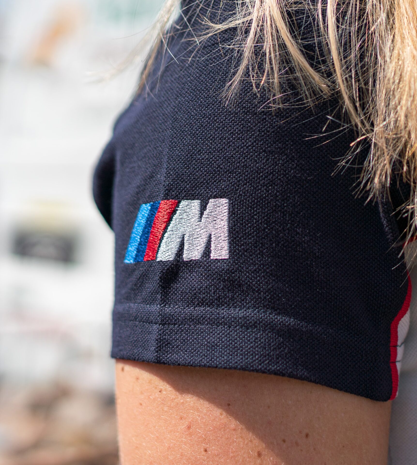 Logostick BMW M auf T-Shirt Ärmel