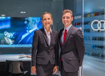 Zwei Personen in Audi Corporate Wear