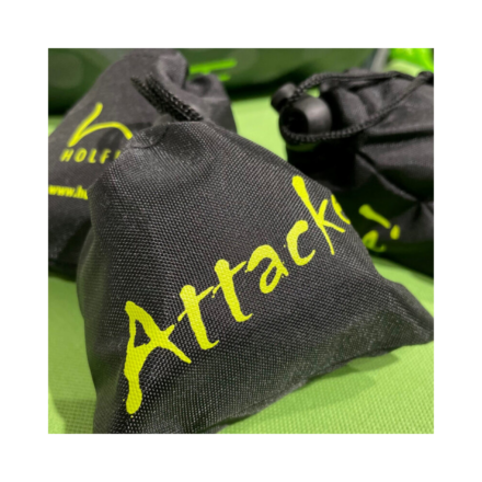 schwarzer hacky sack mit grünem "Attack!" Schriftzug gedruckt