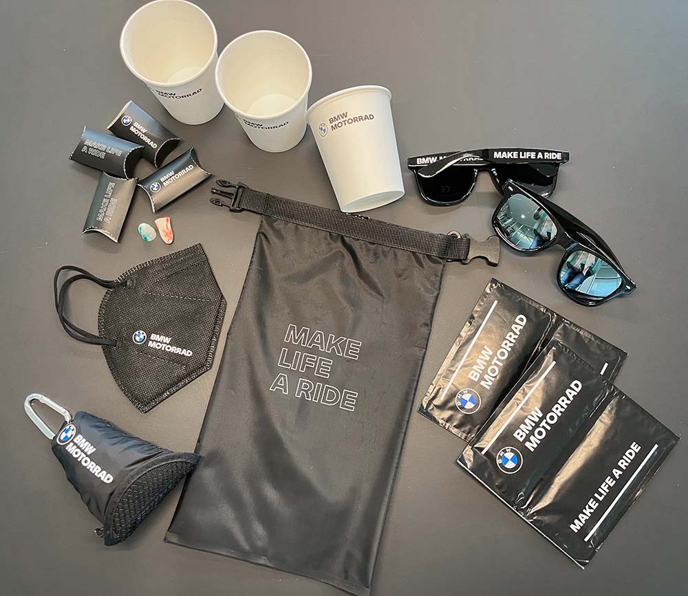 Holfelder Projekte 2021 - schwarze Werbeartikel für BMW Motorrad_ Drybag, FFP2 Maske, Sonnenbrille, Pappbecher etc.